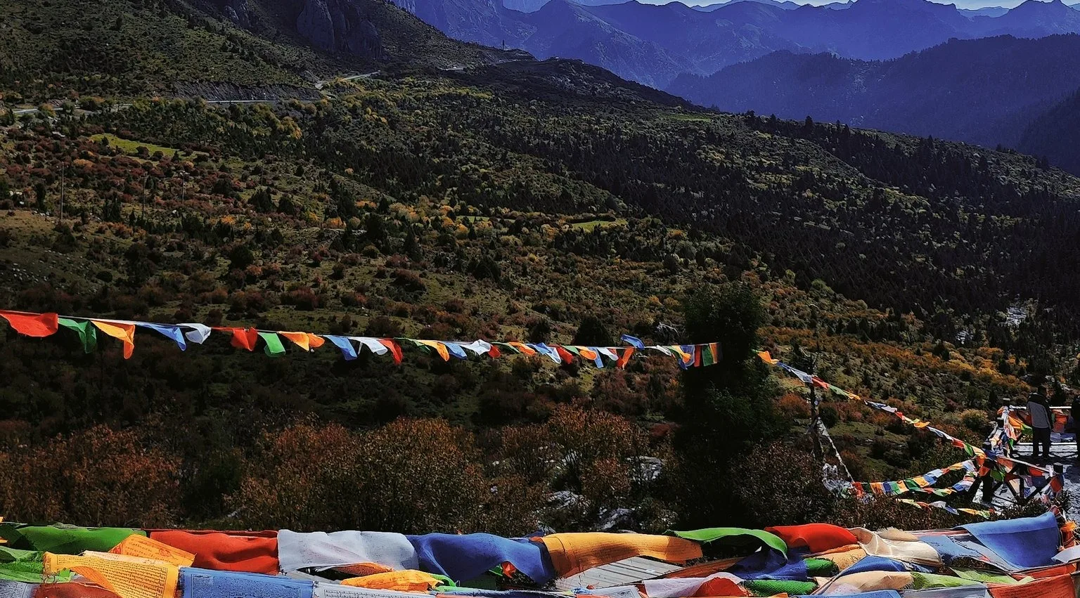 经幡把山谷分成很多层